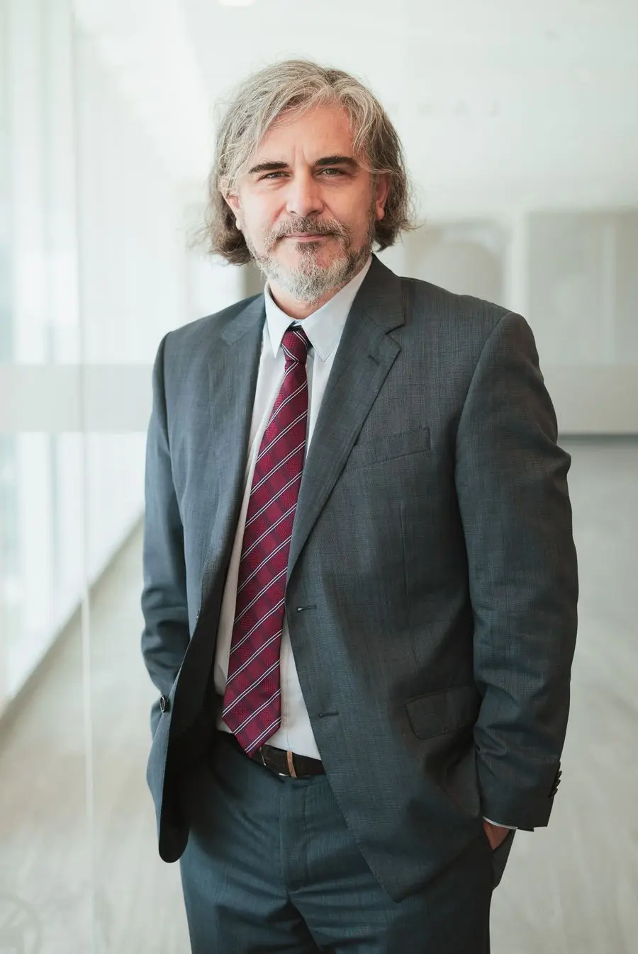 Portrait de l'architecte en costume dans les bureaux du cabinet
