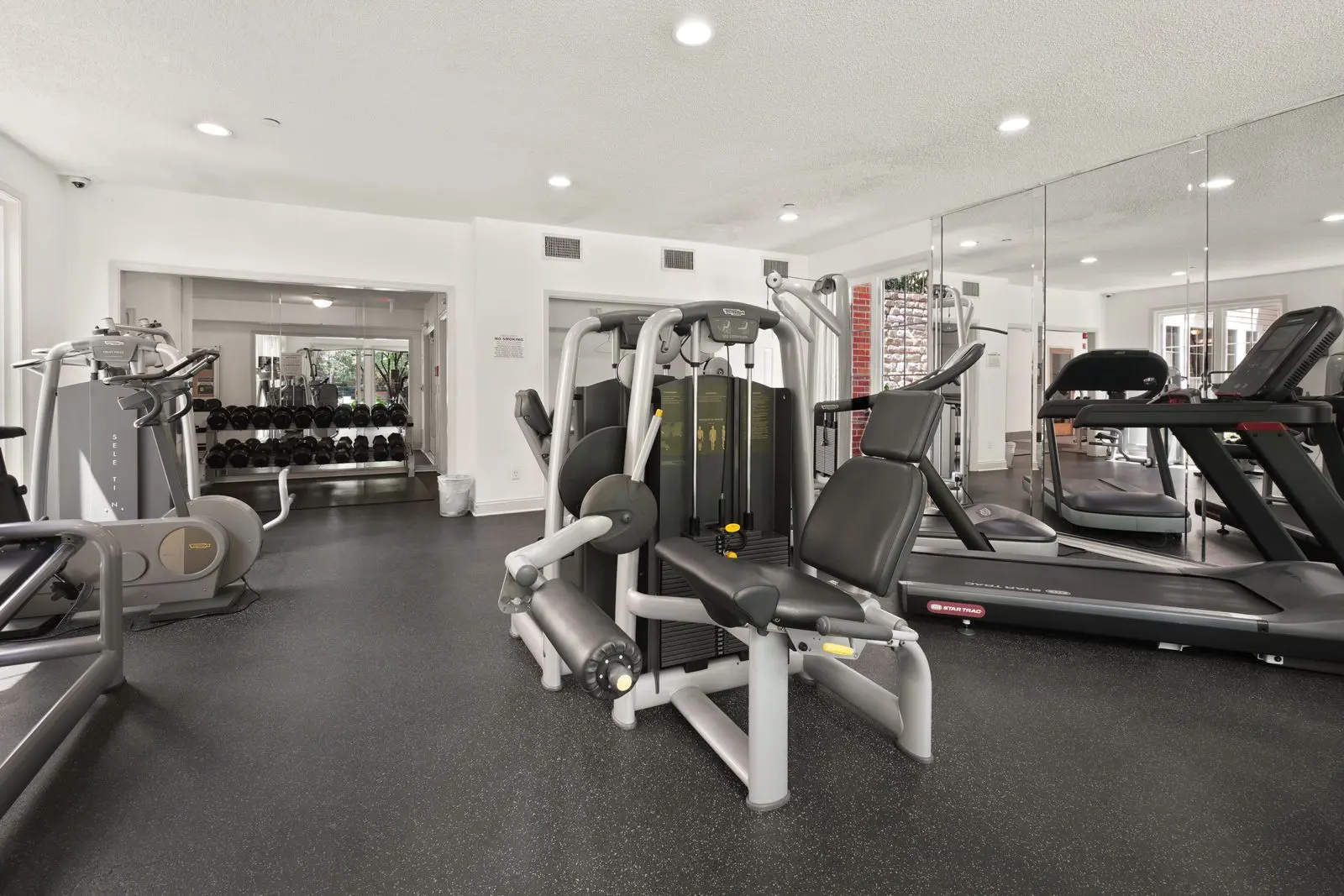 Salle de sport équipée de machines de cardio