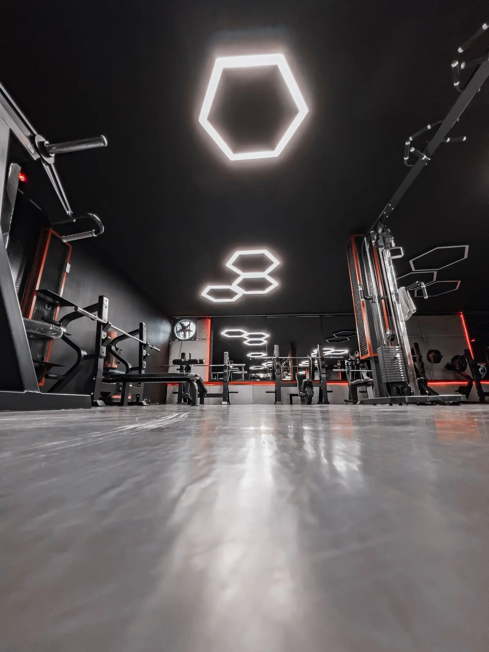 Salle de sport aux luminaires hexagonaux