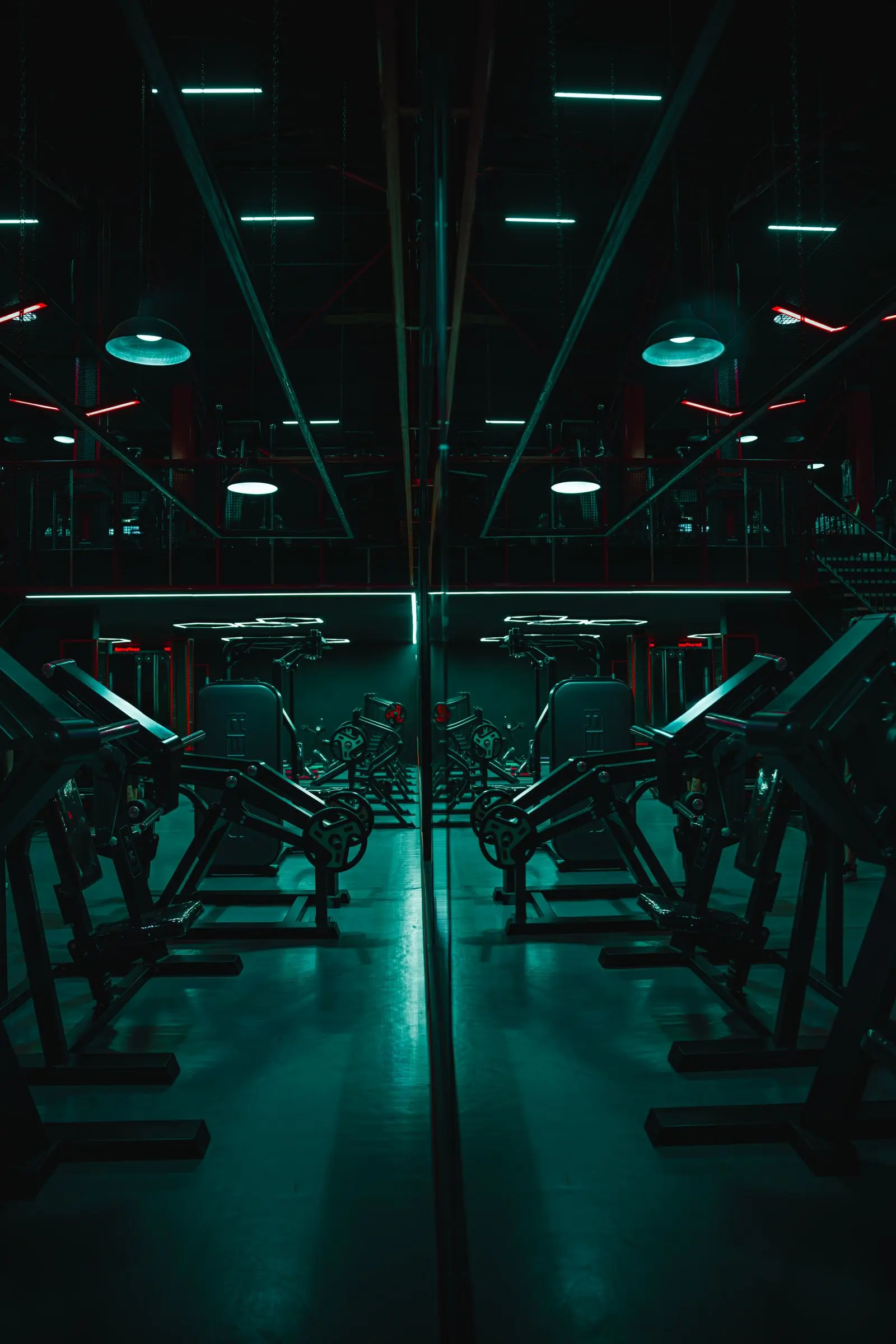 Salle de sport tamisée aux reflets verts