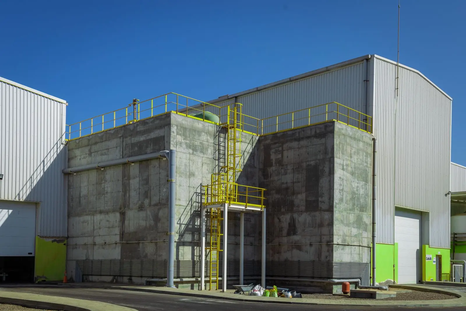 Bâtiment industriel en béton avec escaliers extérieurs