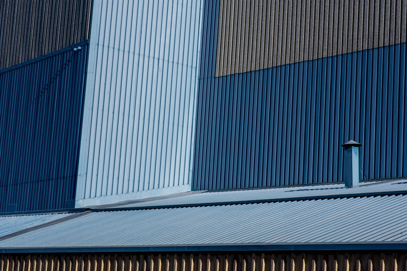 Hall industriel au bardage métallique bleu