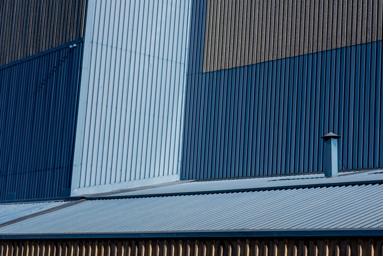 Hall industriel au bardage métallique bleu