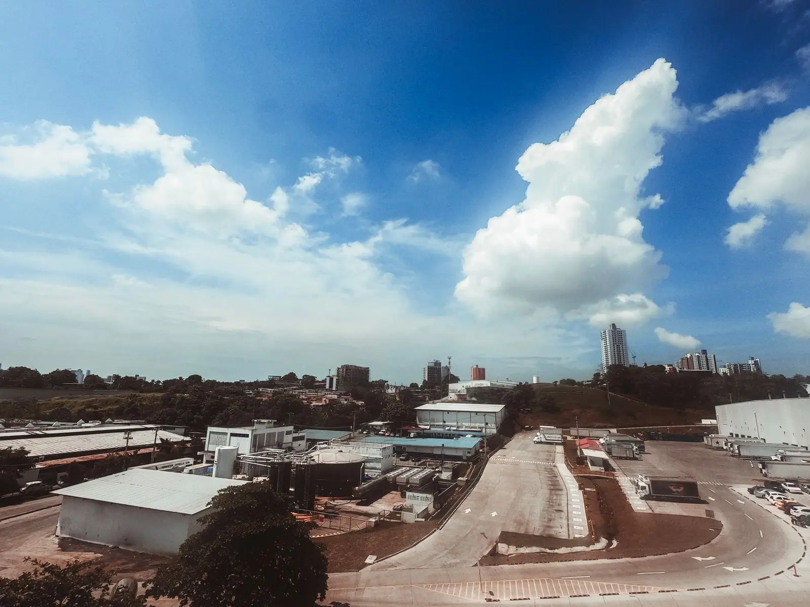 Vue aérienne d'une zone industrielle