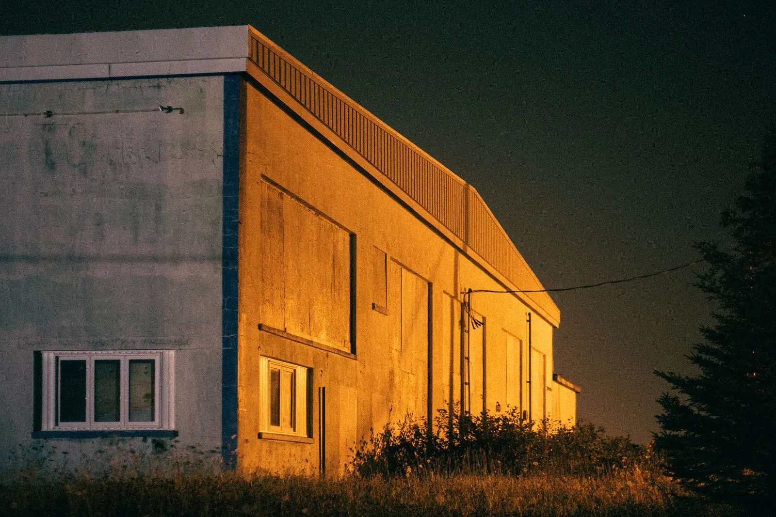 Entrepôt éclairé à la tombée de la nuit
