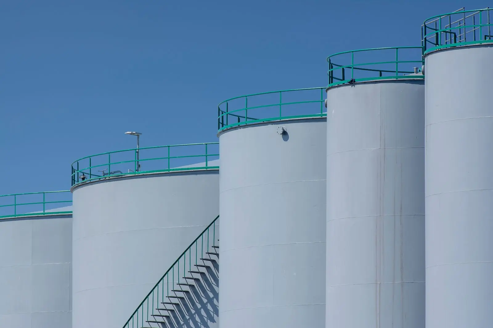 Cuves de stockage industrielles sous un ciel bleu