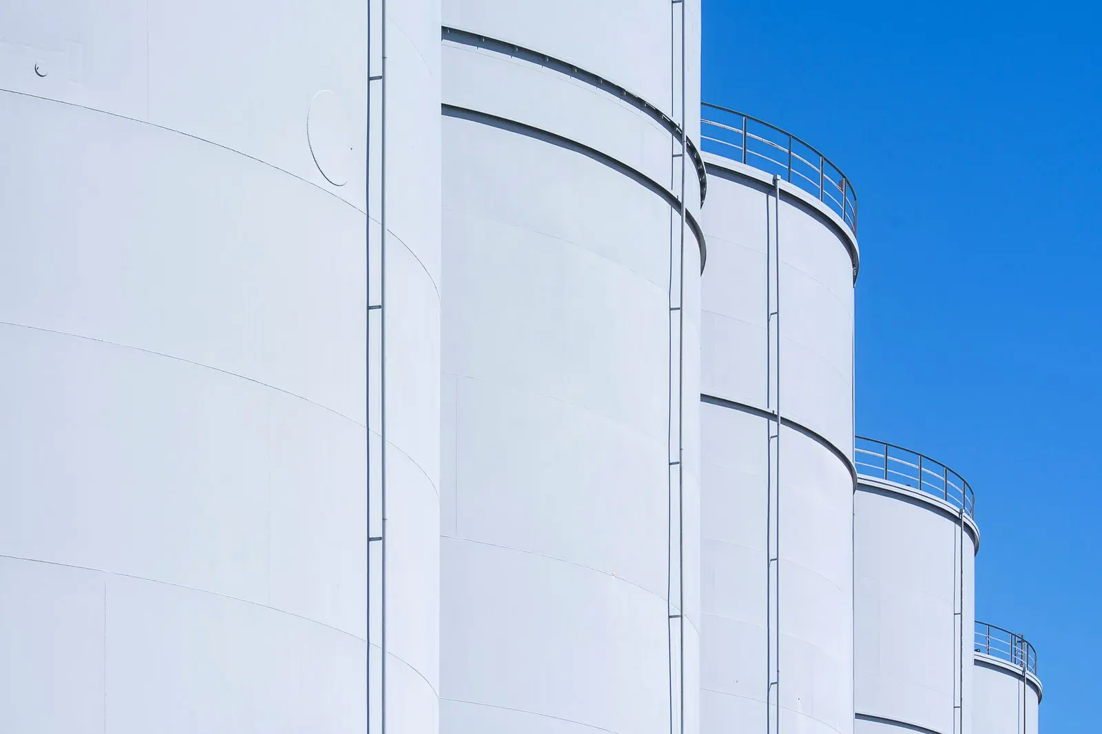 Réservoirs blancs d'une unité de production