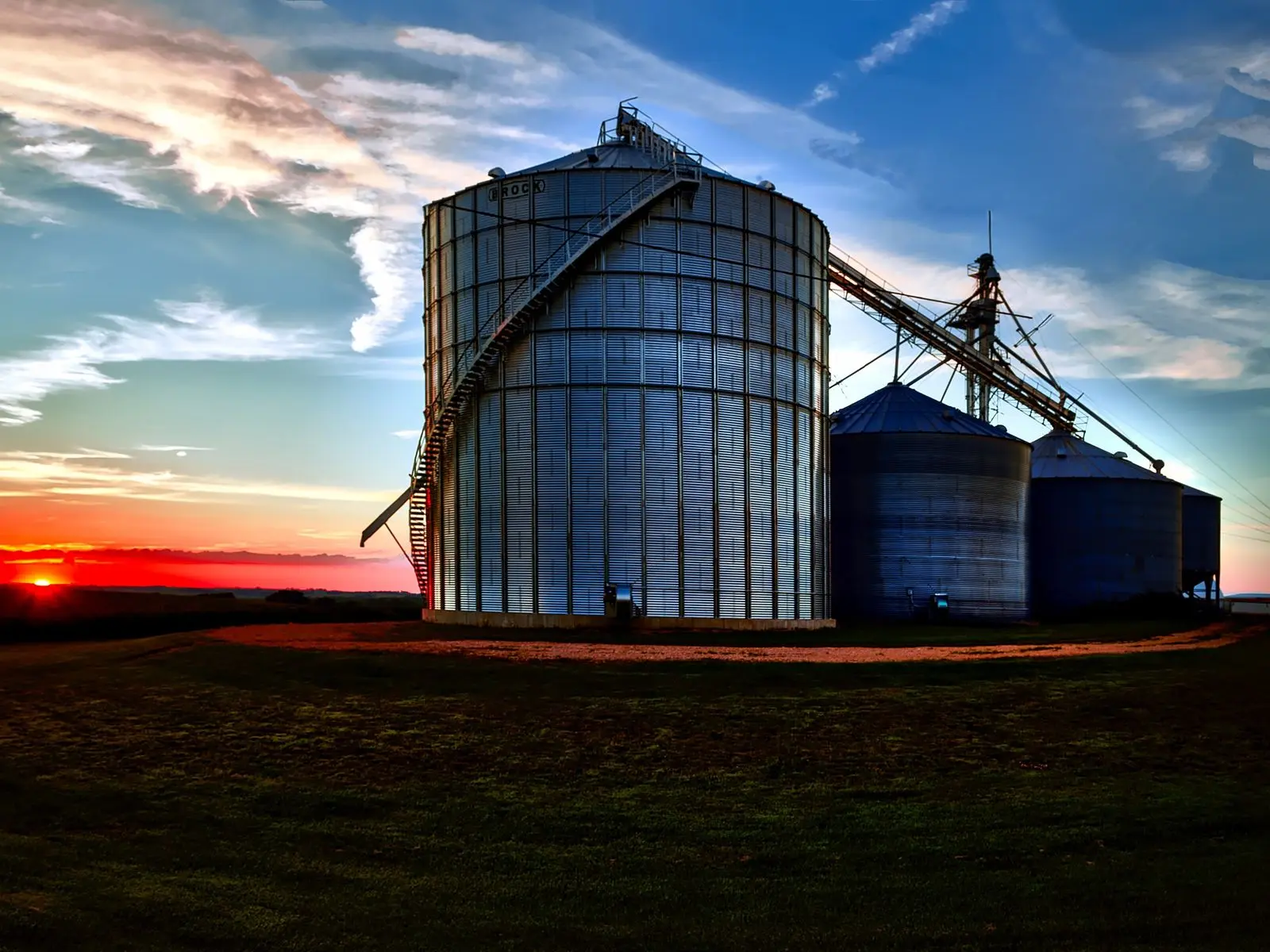 Silos métalliques au coucher du soleil