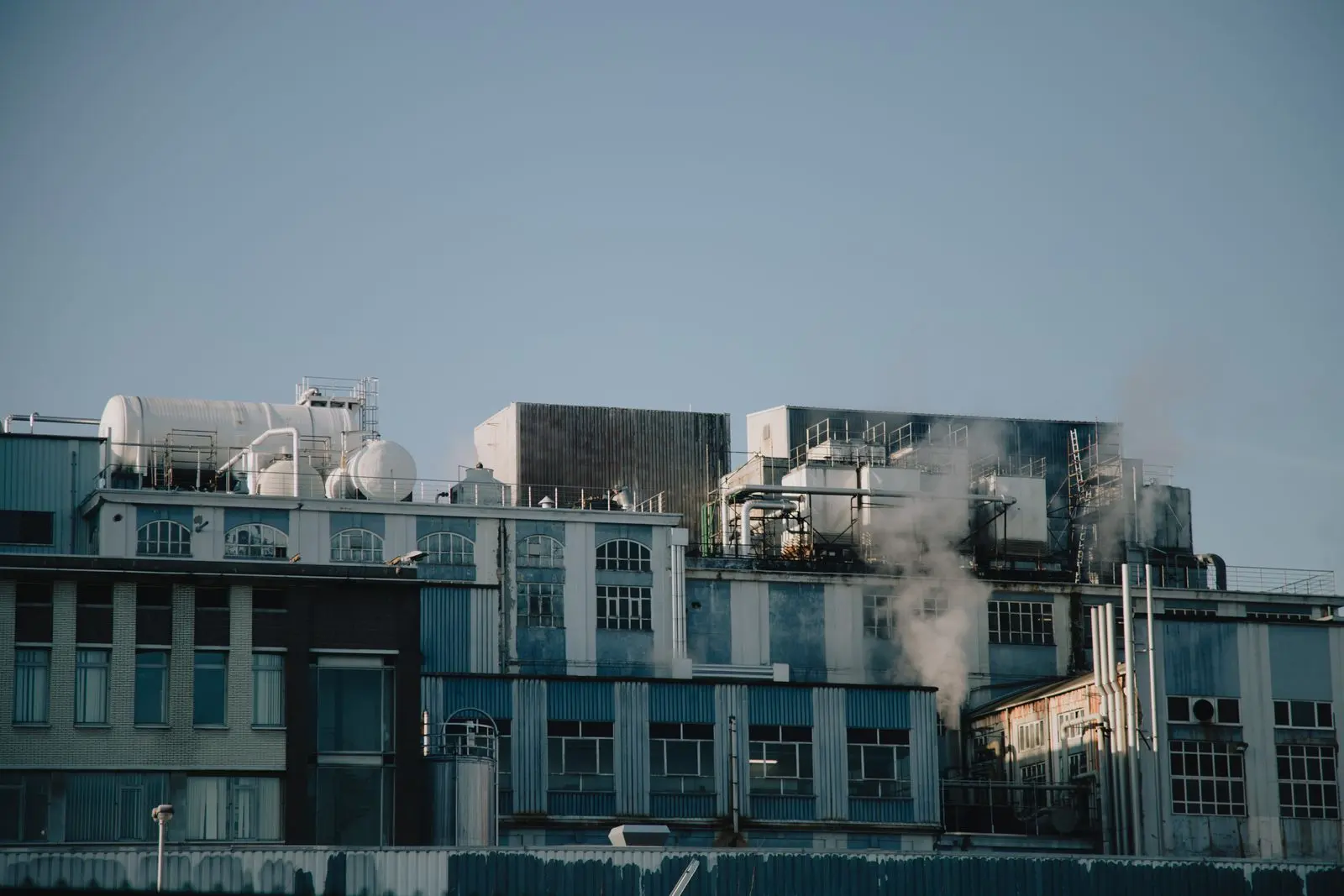 Bâtiment d'usine dans un quartier industriel
