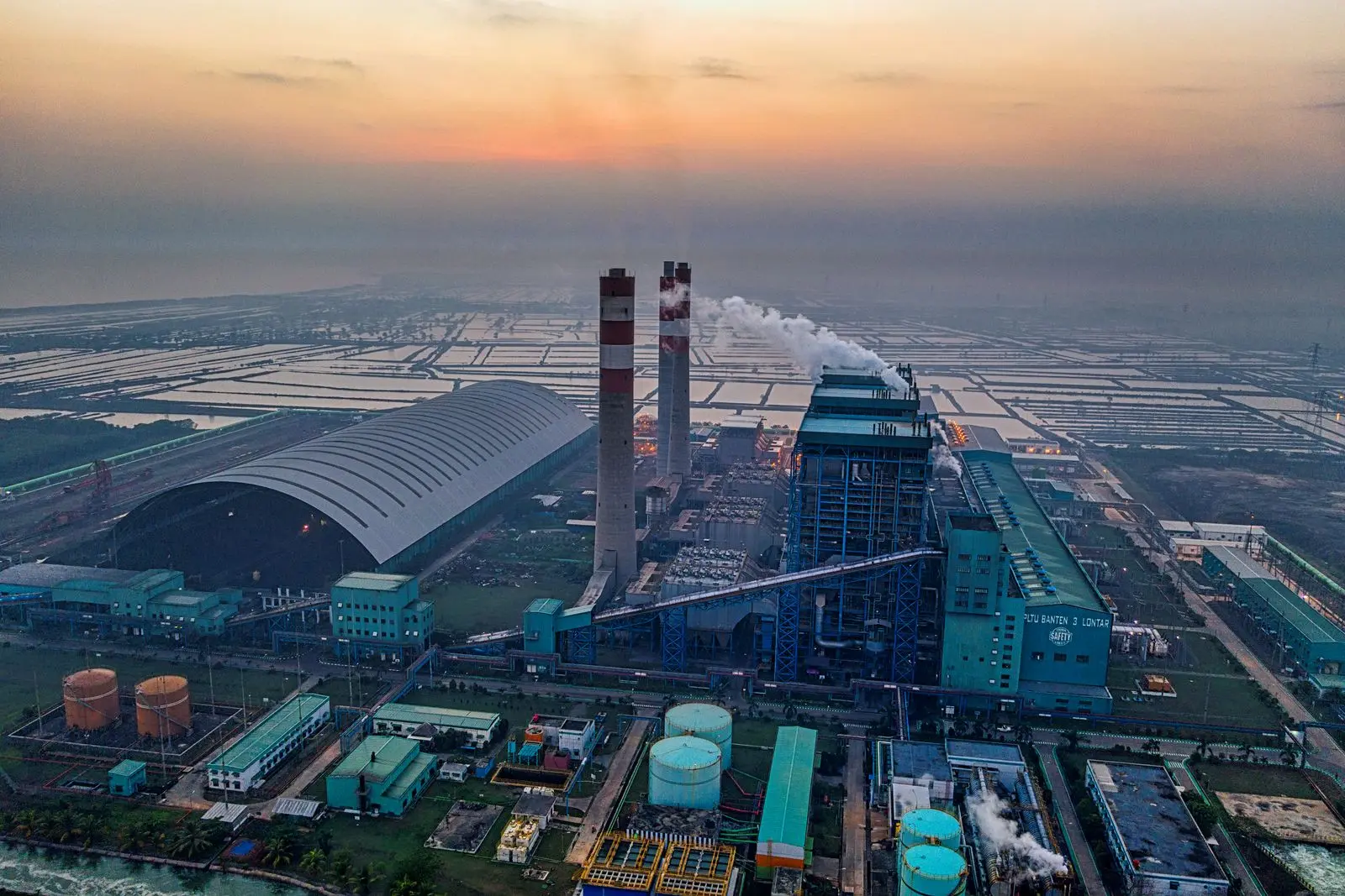 Vue aérienne d'un complexe industriel au crépuscule