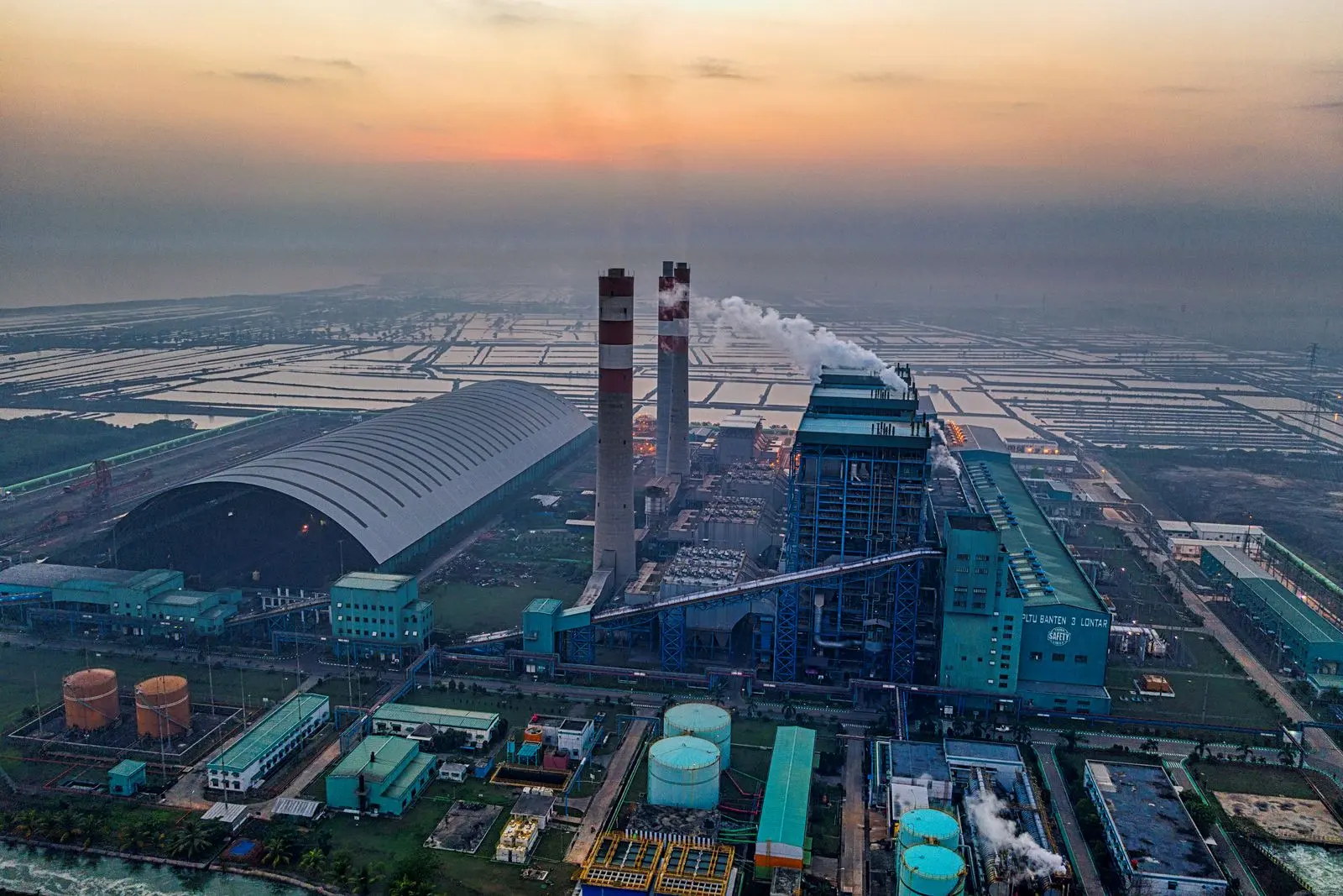 Vue aérienne d'un complexe industriel au crépuscule