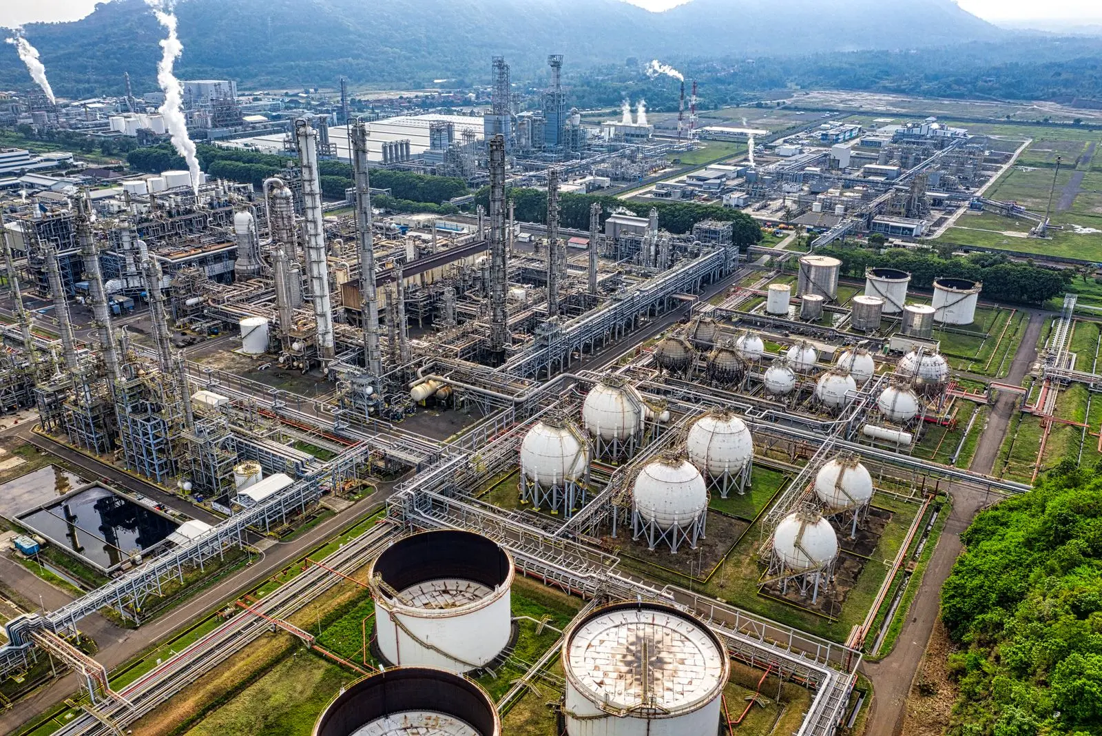 Vue aérienne d'une grande unité industrielle