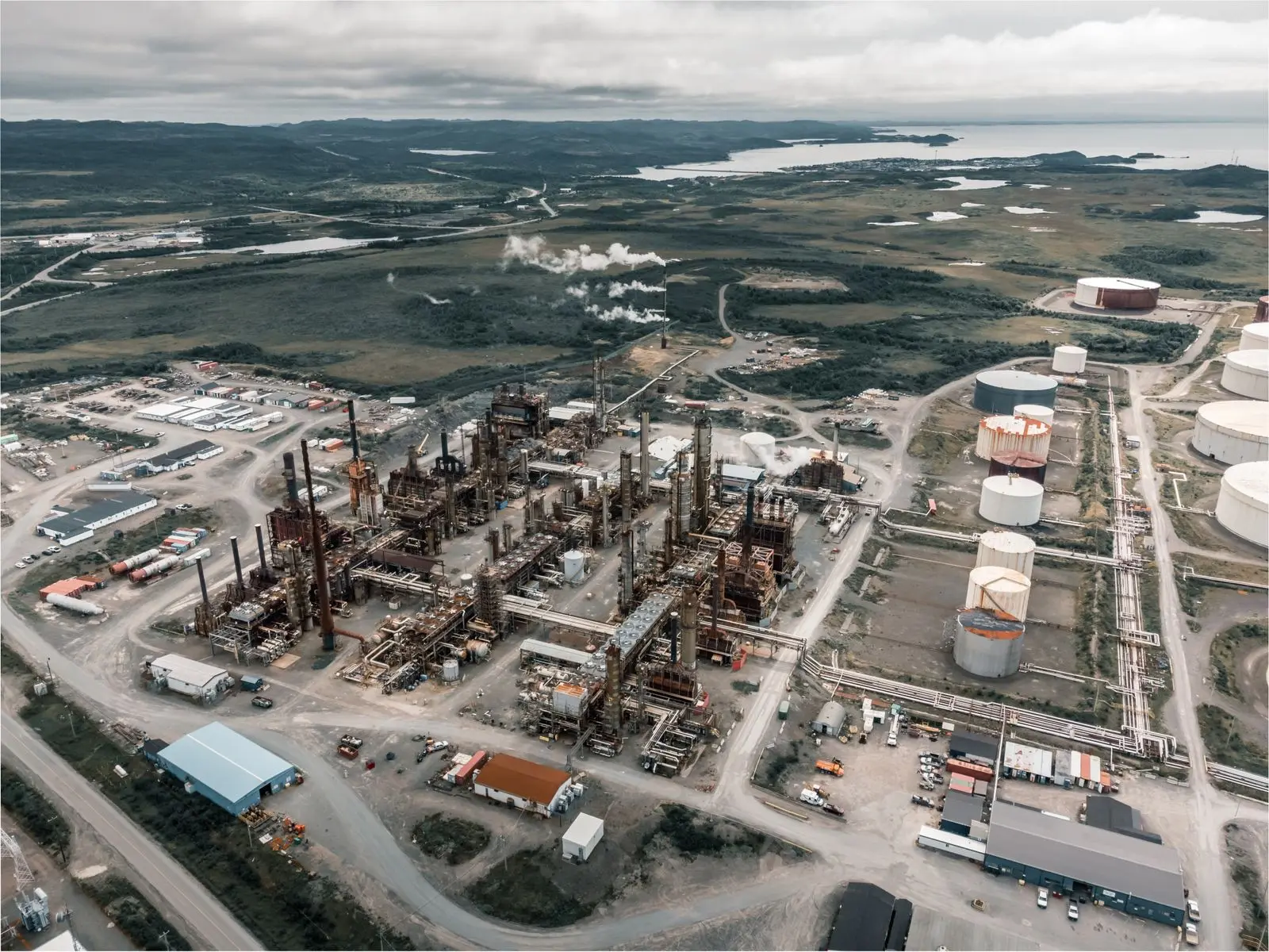 Zone industrielle et cuves de stockage vues du ciel