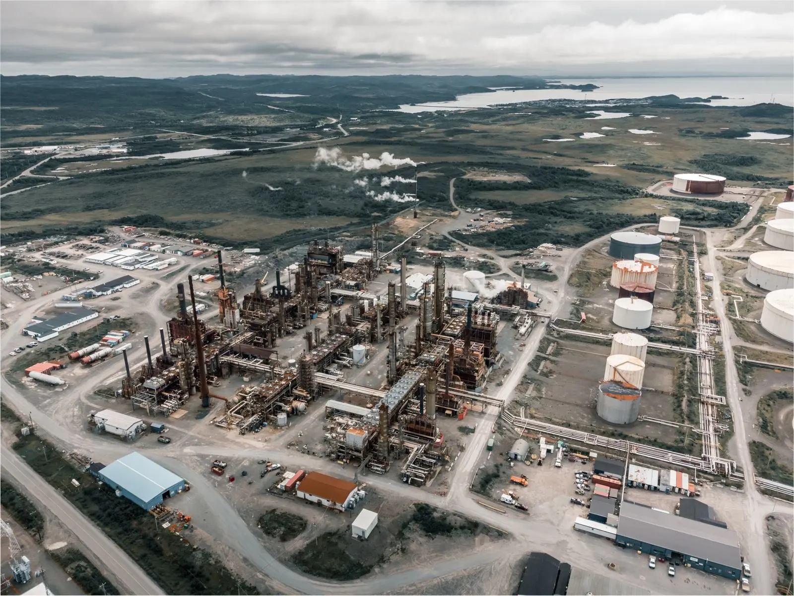 Zone industrielle et cuves de stockage vues du ciel