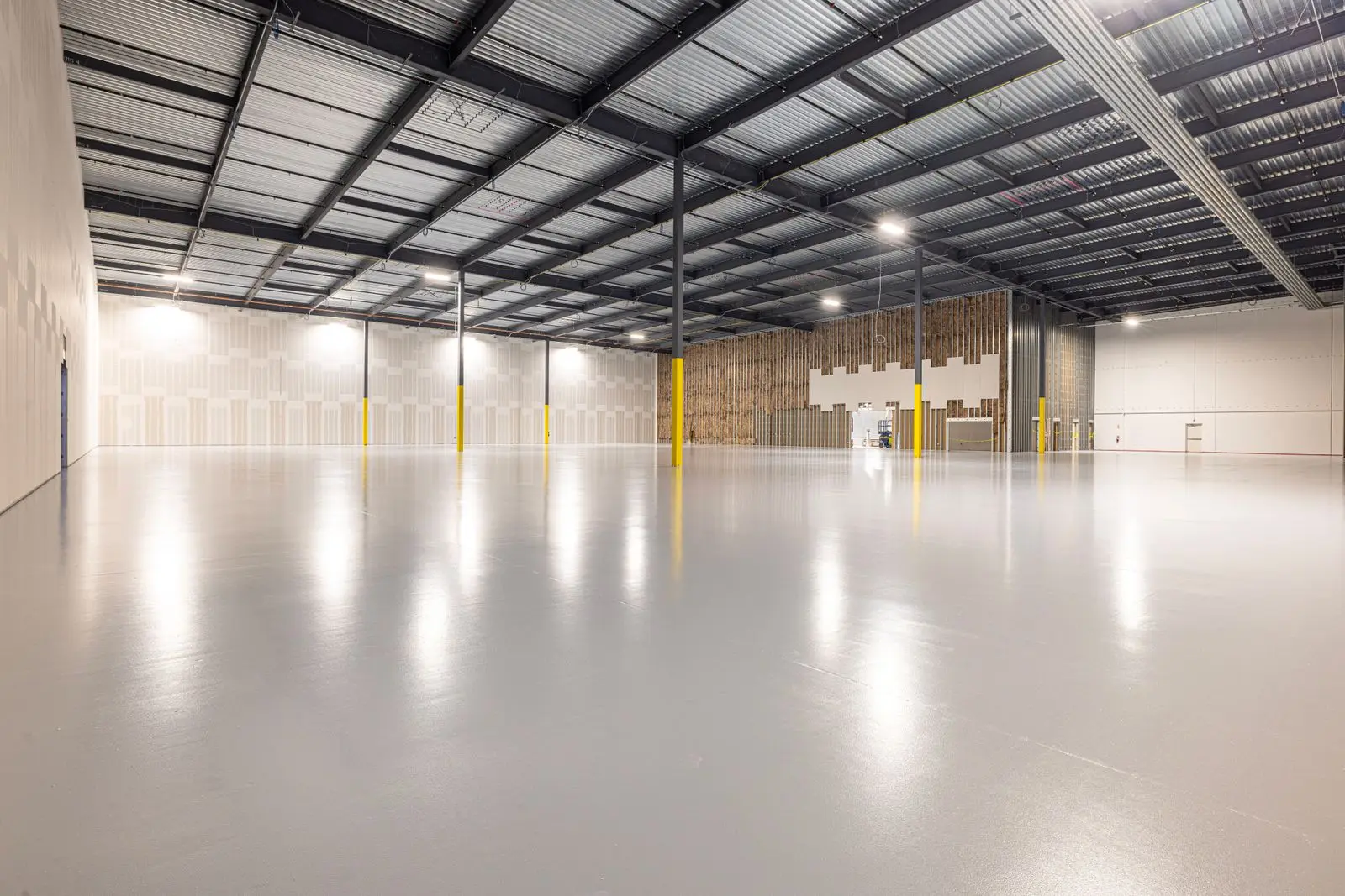 Hall de stockage vide aux sols polis