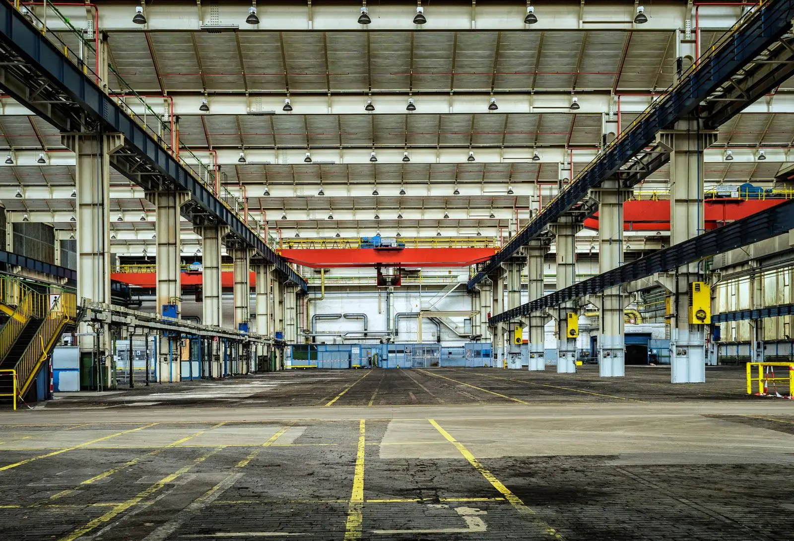 Grande halle de production à structure métallique