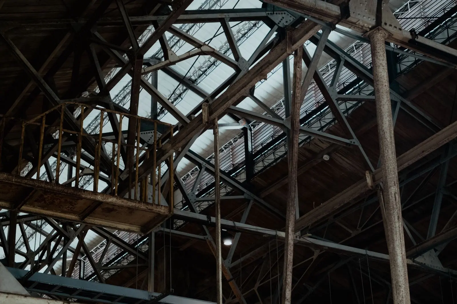Structure en acier d'un atelier vue de l'intérieur