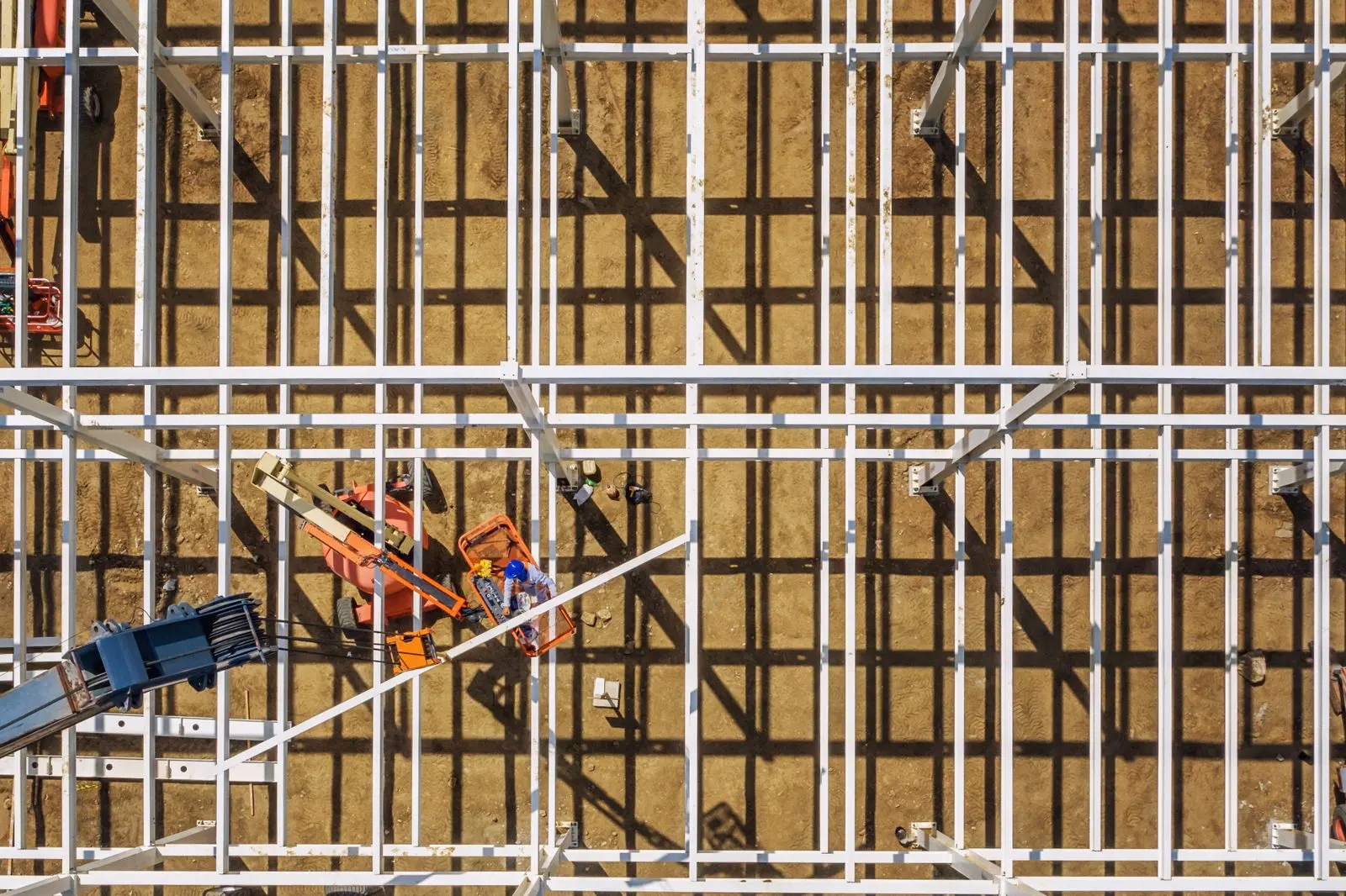Chantier d'un bâtiment à ossature métallique vu du ciel