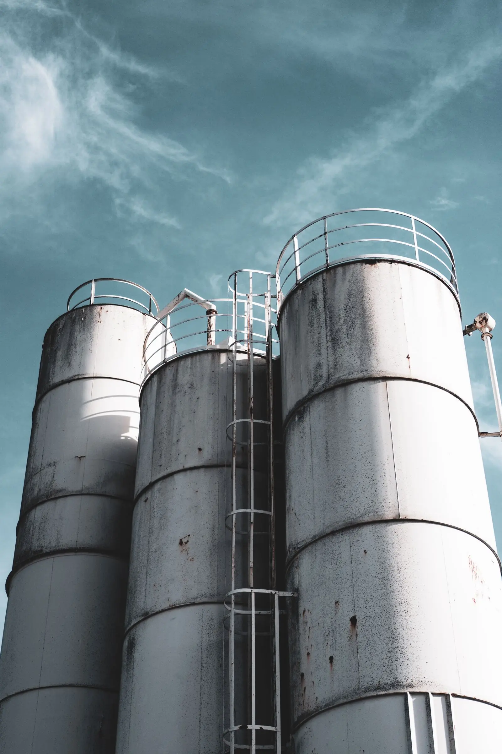 Silos en inox vus en contre-plongée
