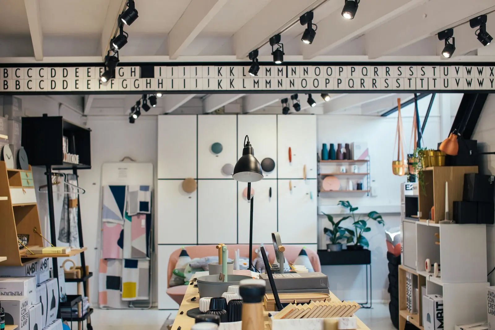 Boutique de décoration aux étagères colorées