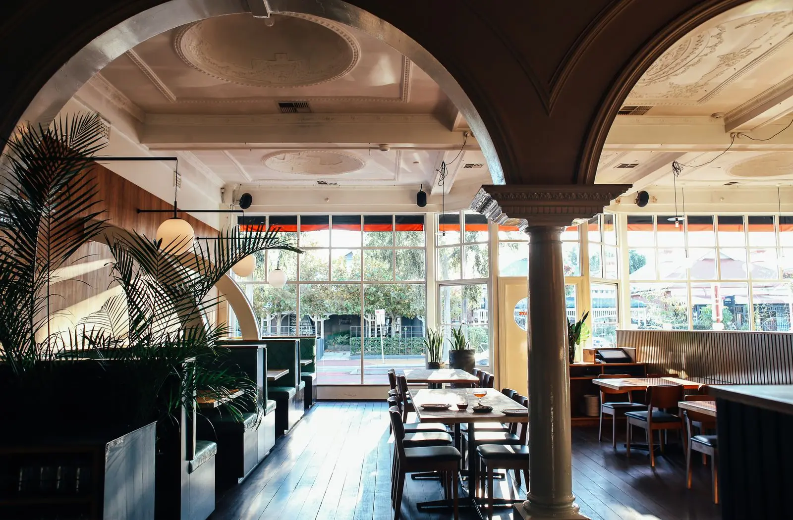 Salle de restaurant sous des arcades