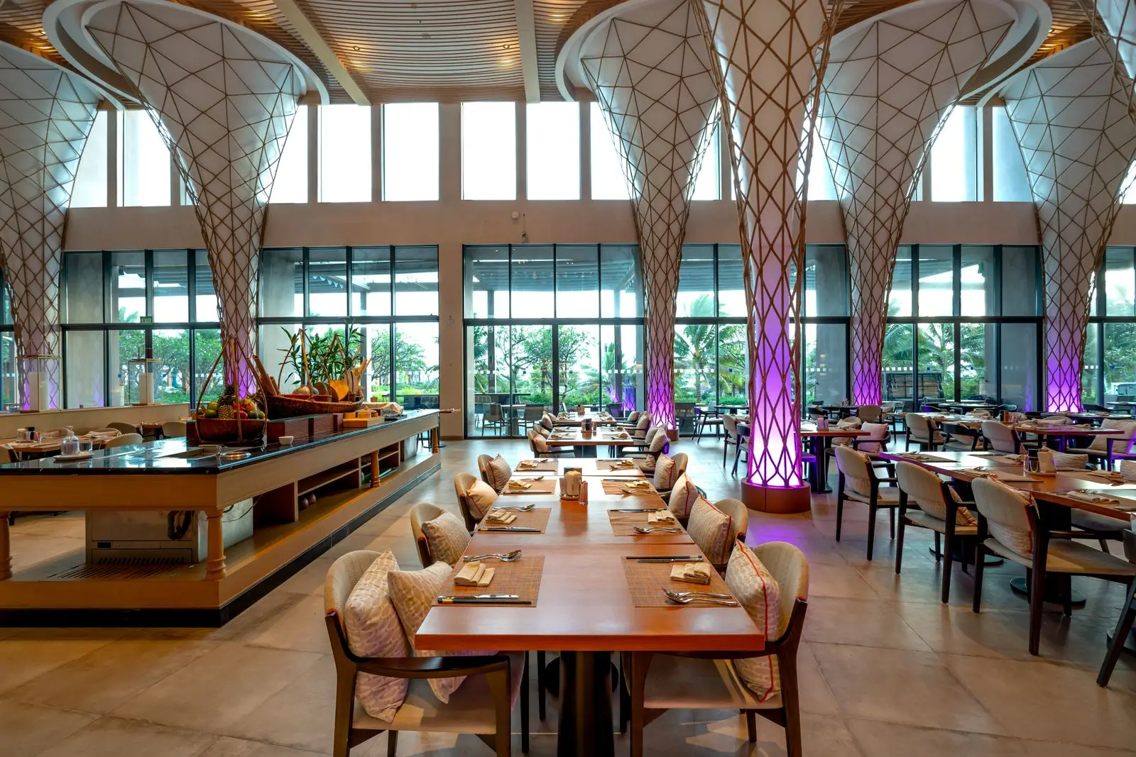 Restaurant aux colonnes sculpturales et grandes tables