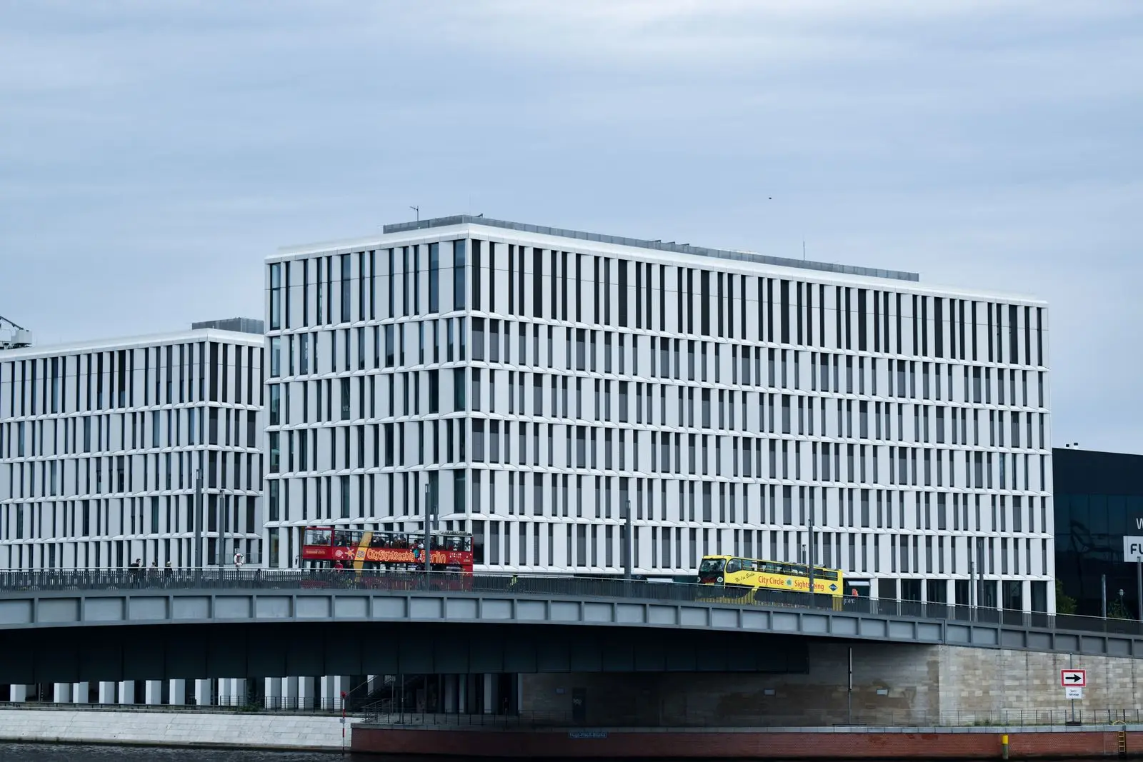 Immeuble de bureaux contemporain à façade rythmée