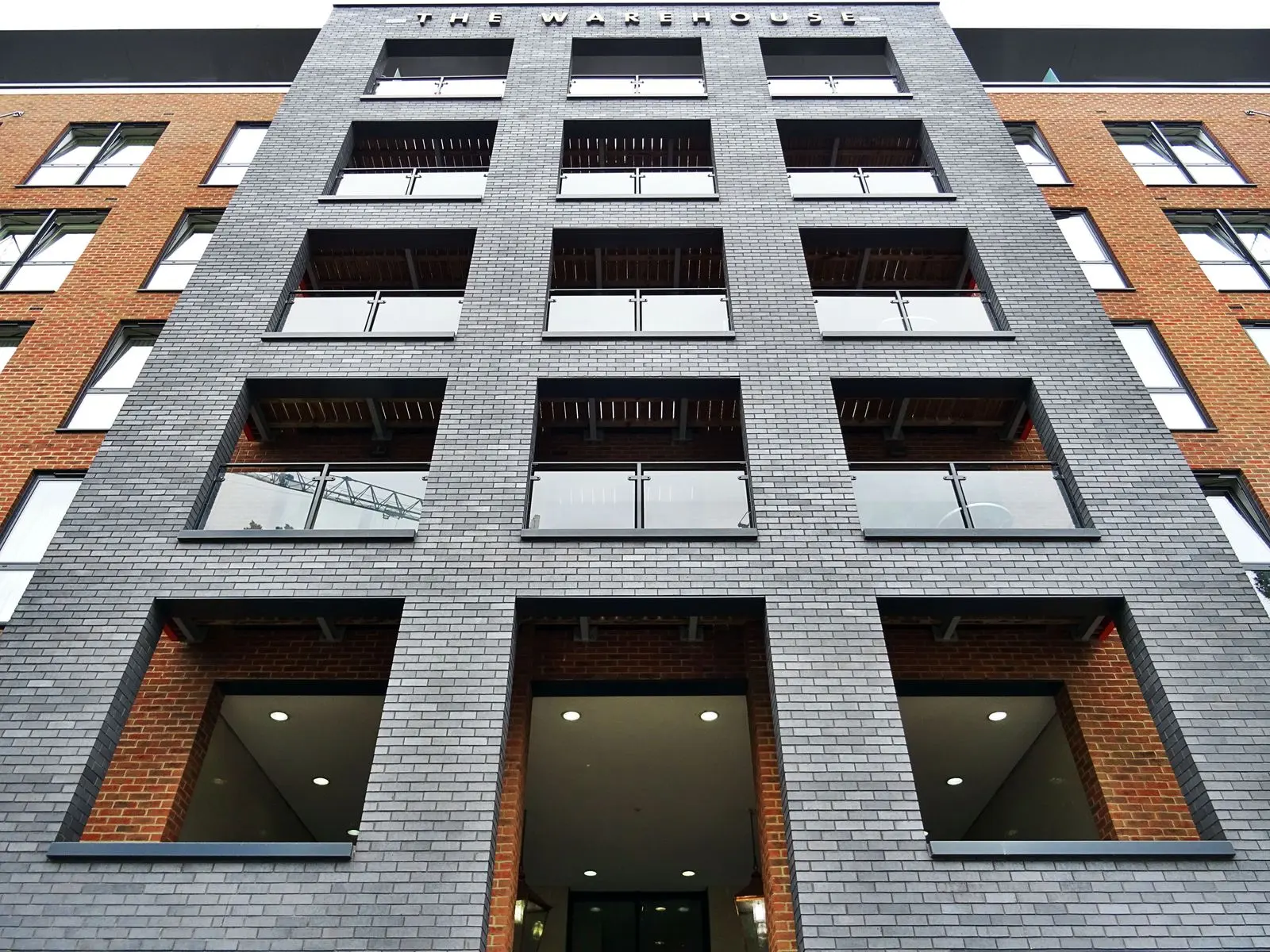Façade d'immeuble tertiaire en pierre et brique