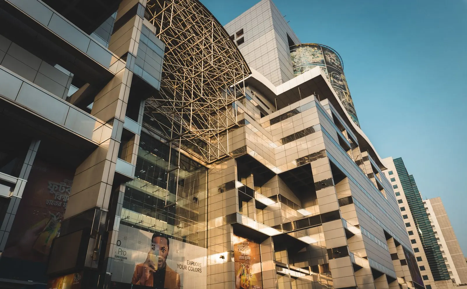 Façade d'un centre commercial en construction