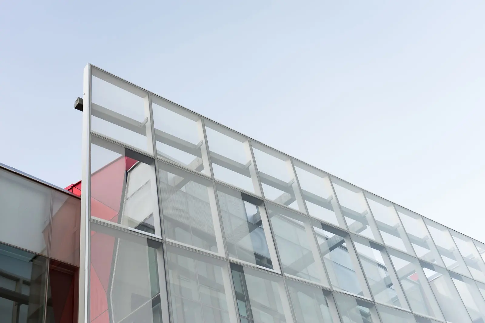 Façade en aluminium et verre d'un bâtiment tertiaire