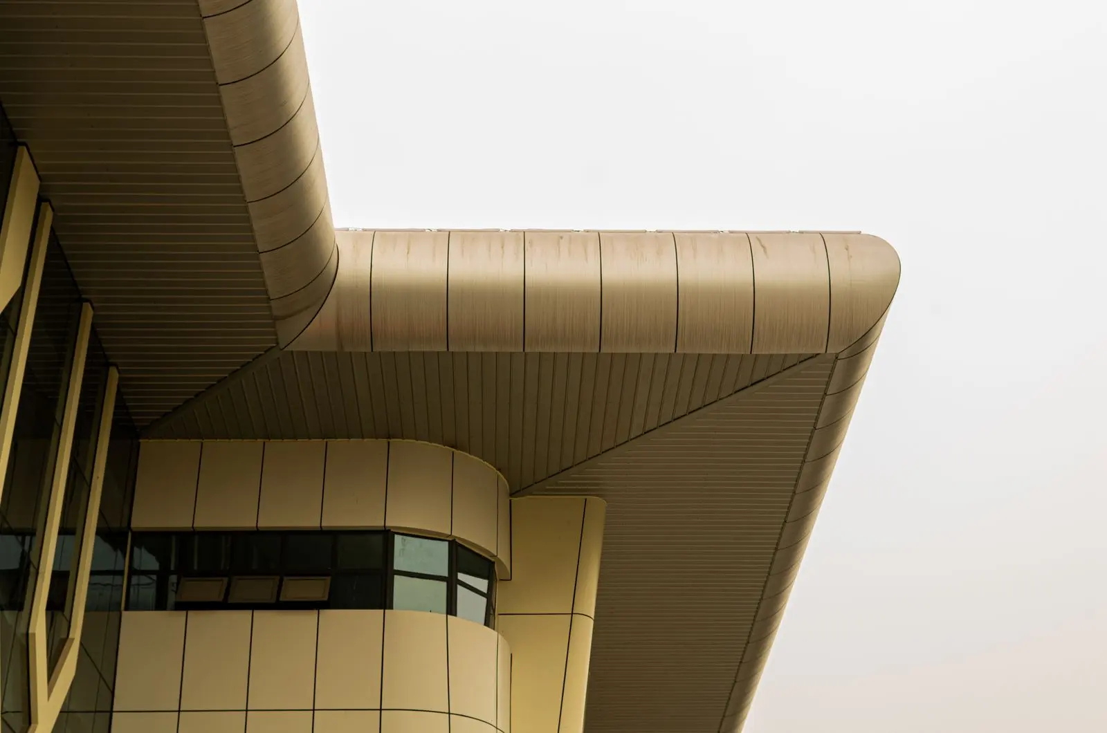 Façade métallique aux lignes courbes