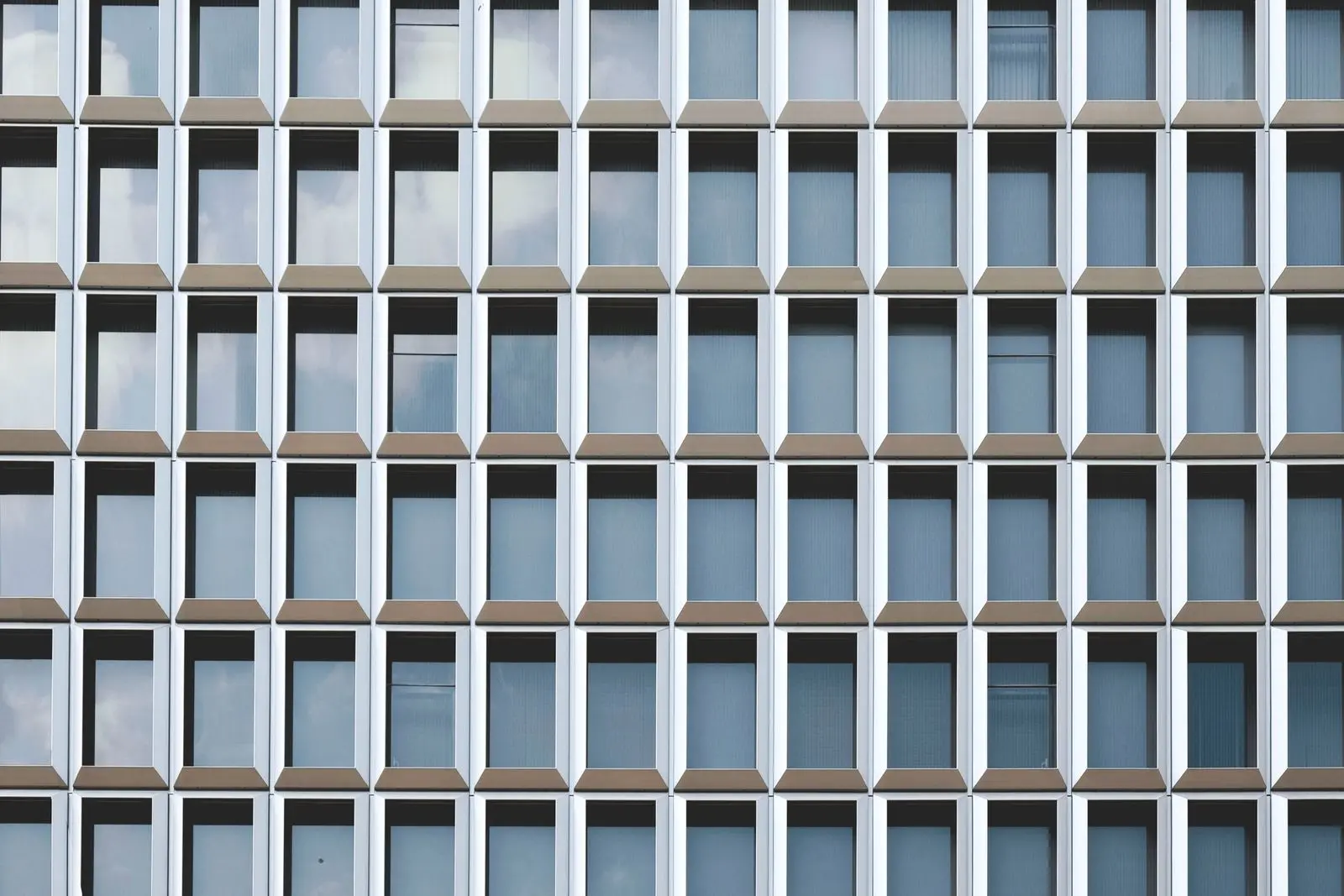 Trame régulière d'une façade de bureaux