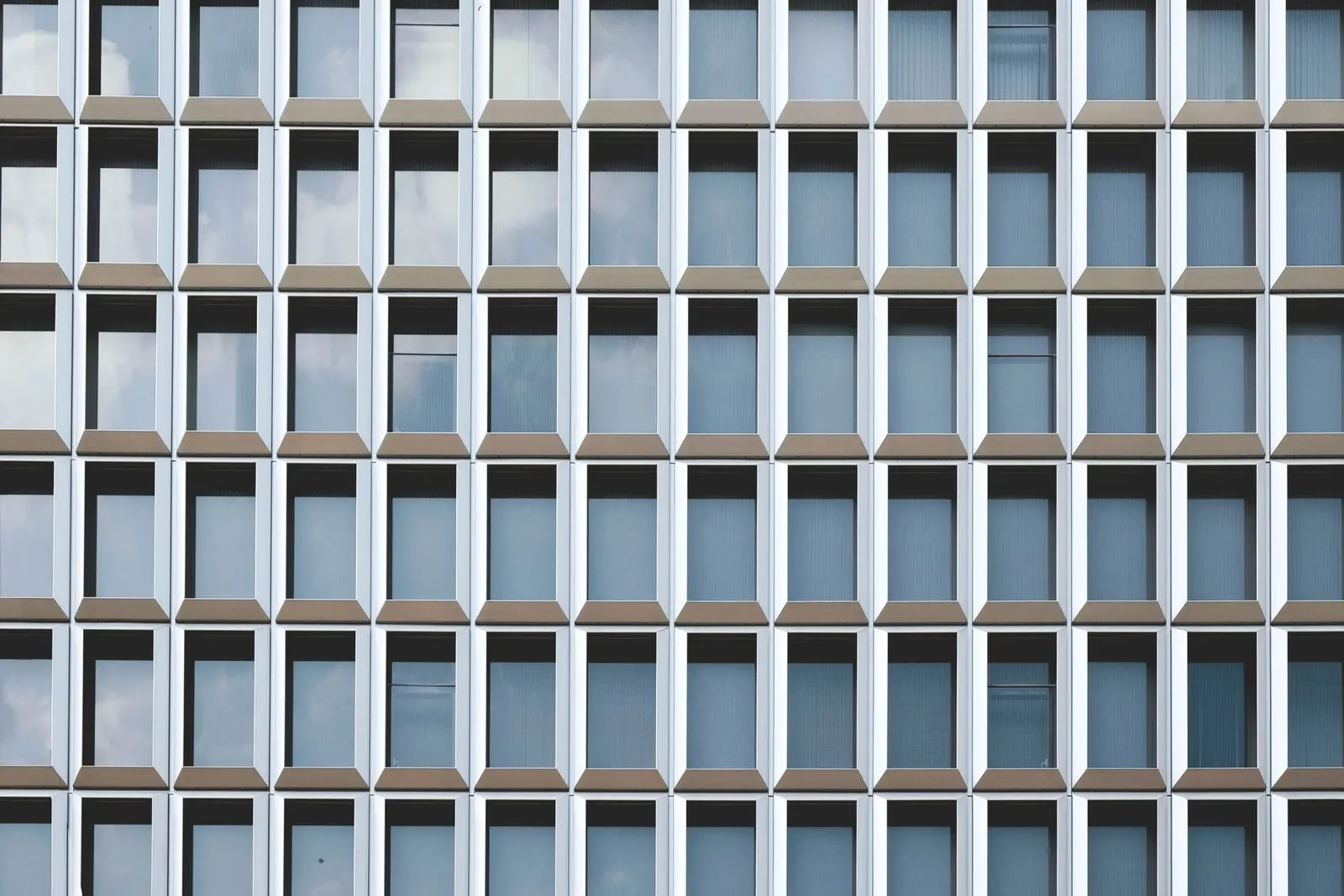 Trame régulière d'une façade de bureaux