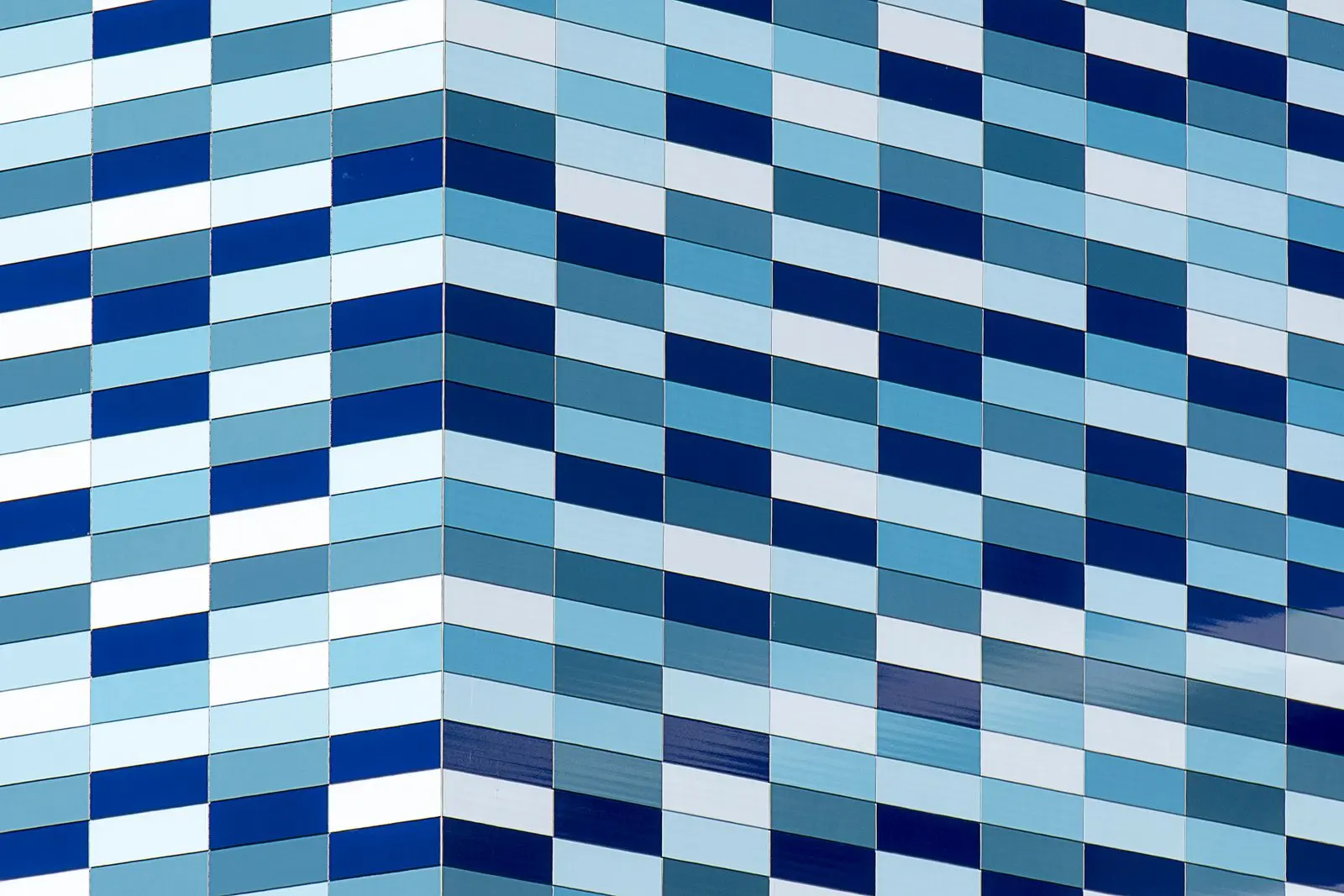 Façade vitrée bleue et blanche