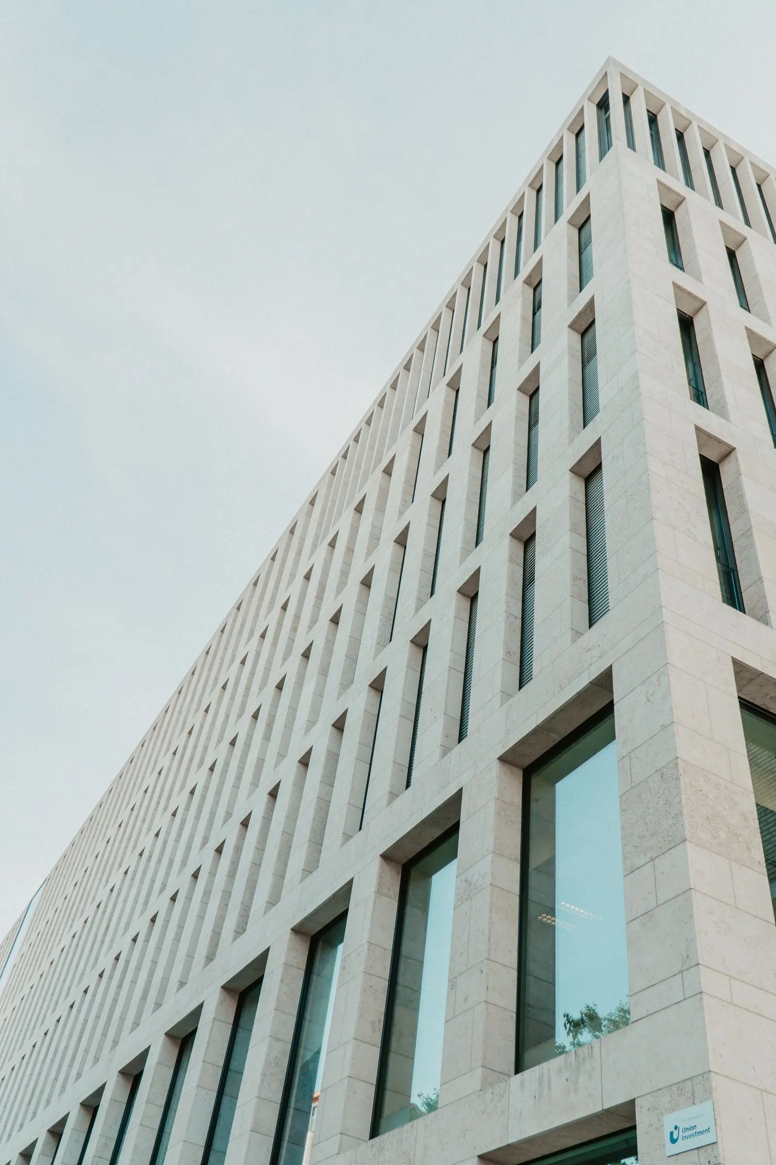 Immeuble de bureaux clair vu en contre-plongée