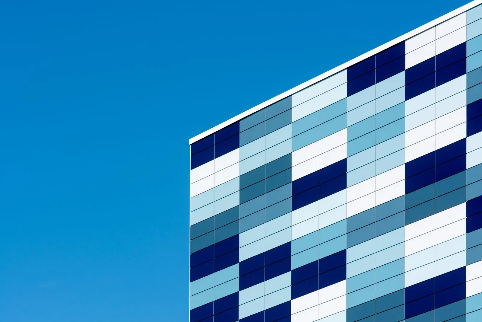 Angle de façade vitrée sous un ciel bleu