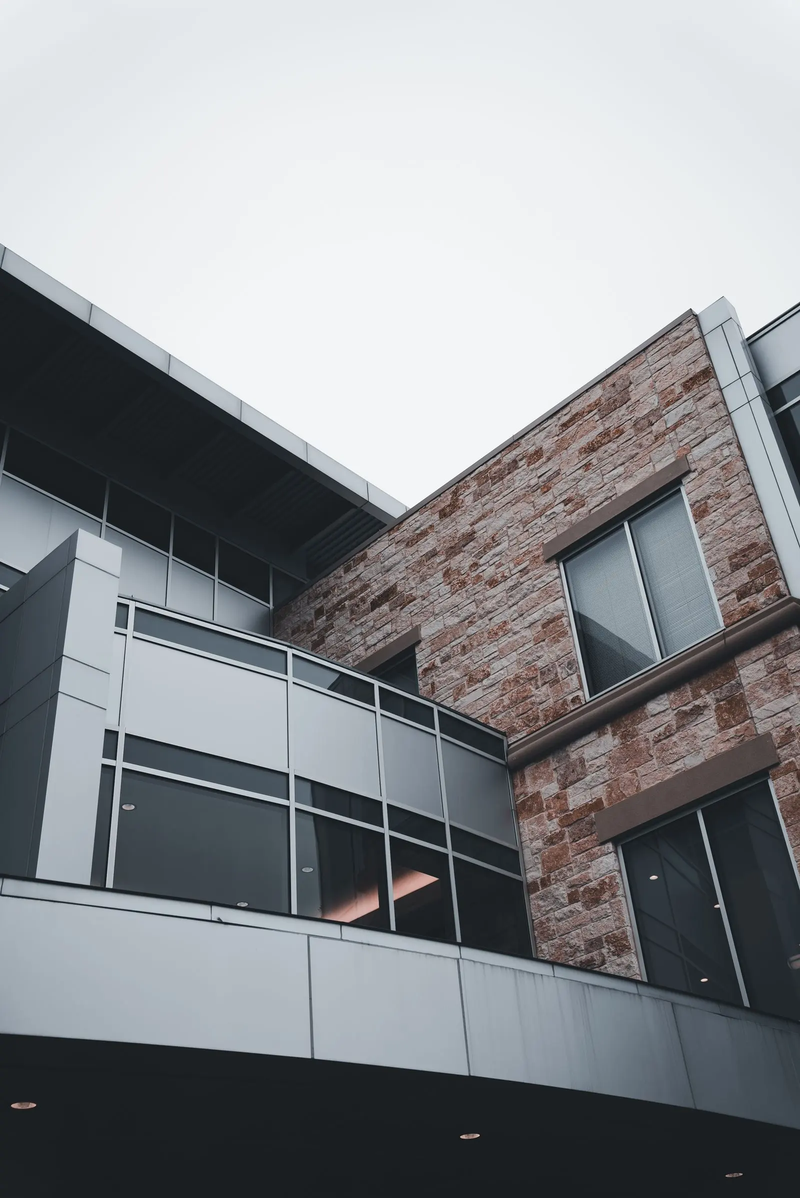 Façade associant pierre et aluminium