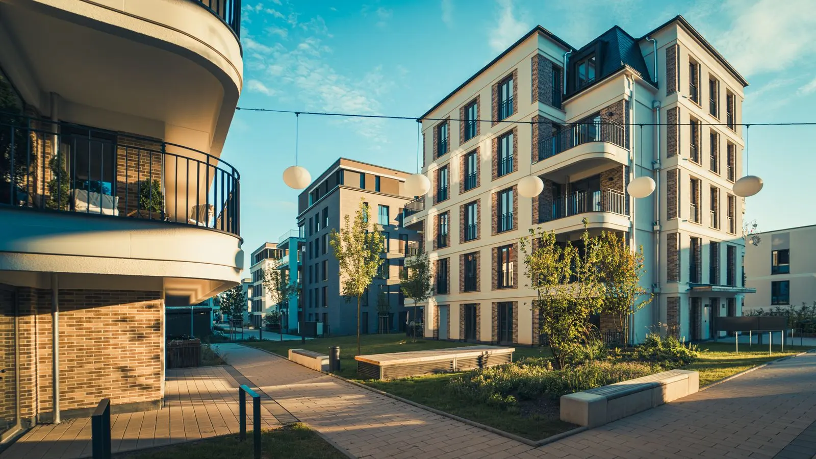 Résidence contemporaine avec balcons et allée plantée