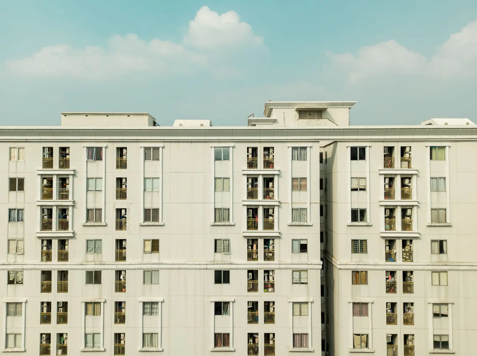 Façade d'un immeuble d'habitation clair