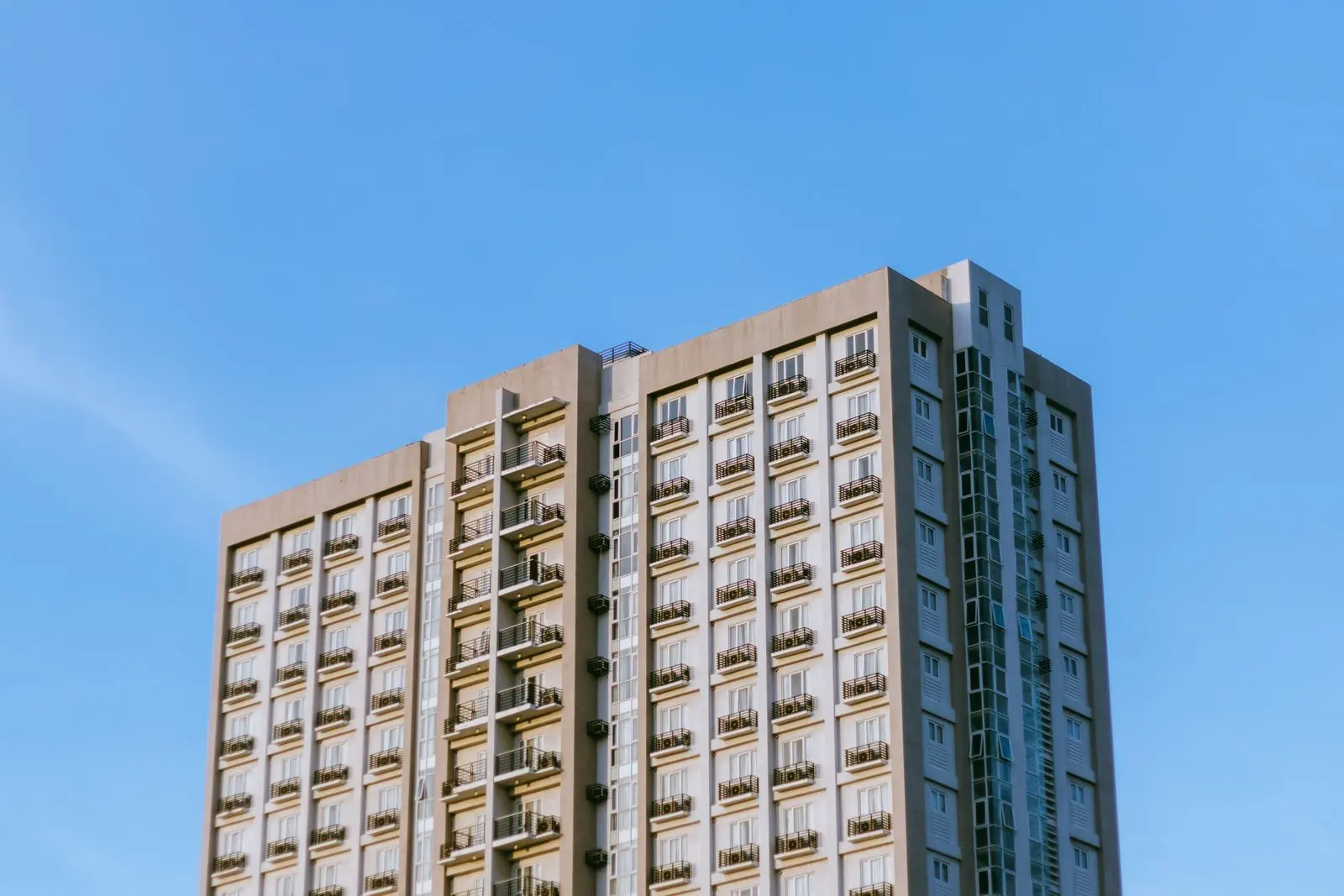 Immeuble résidentiel de grande hauteur sous un ciel bleu