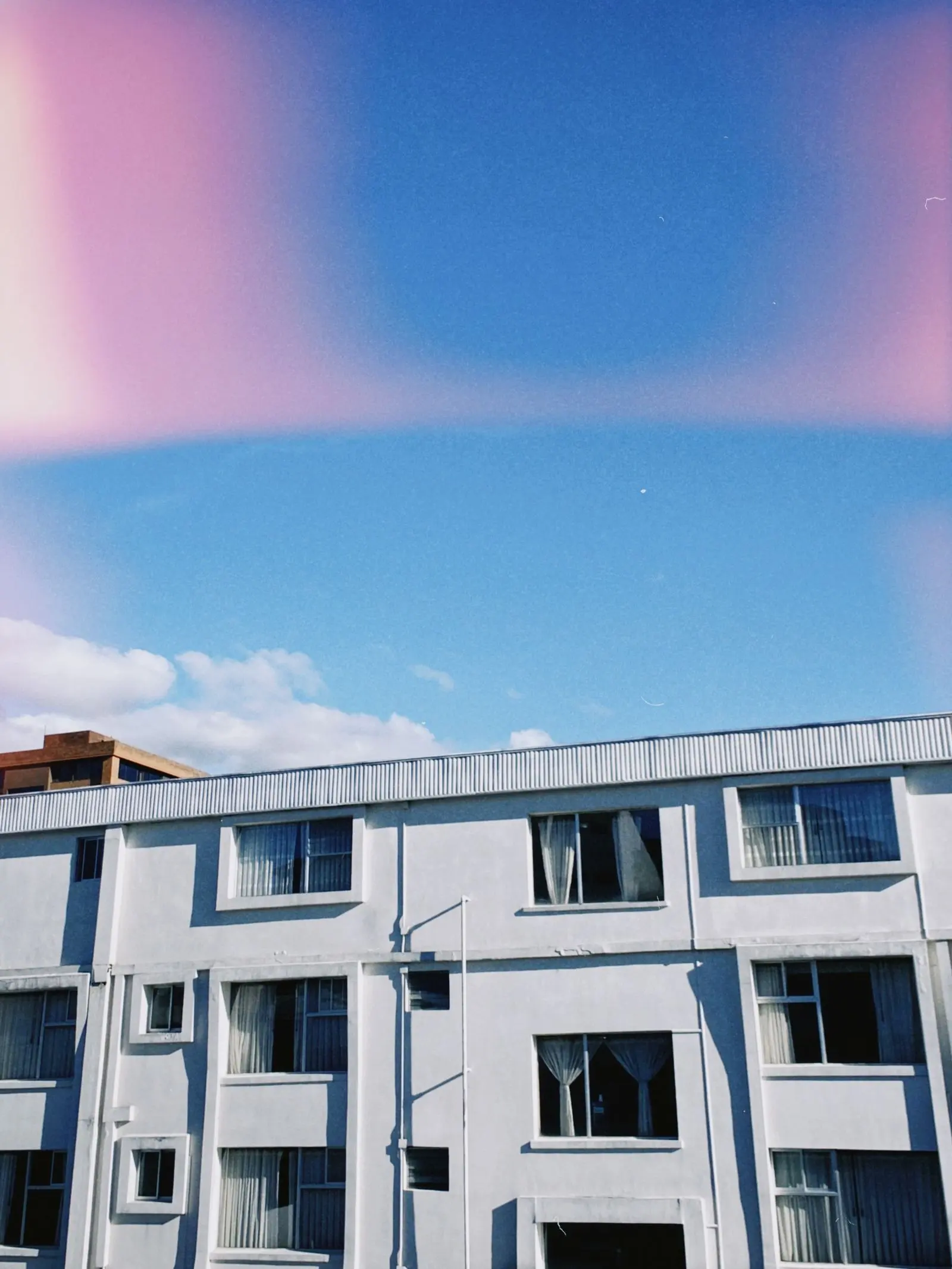 Immeuble d'habitation blanc avec balcons