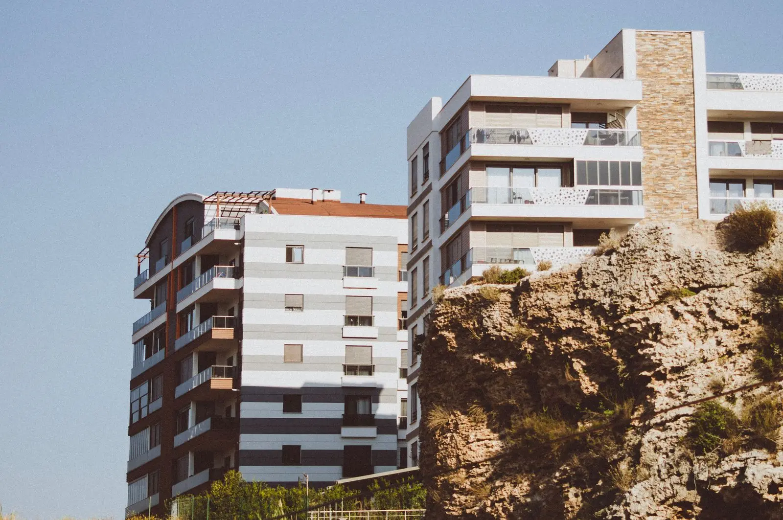 Immeubles d'habitation modernes en bord de falaise