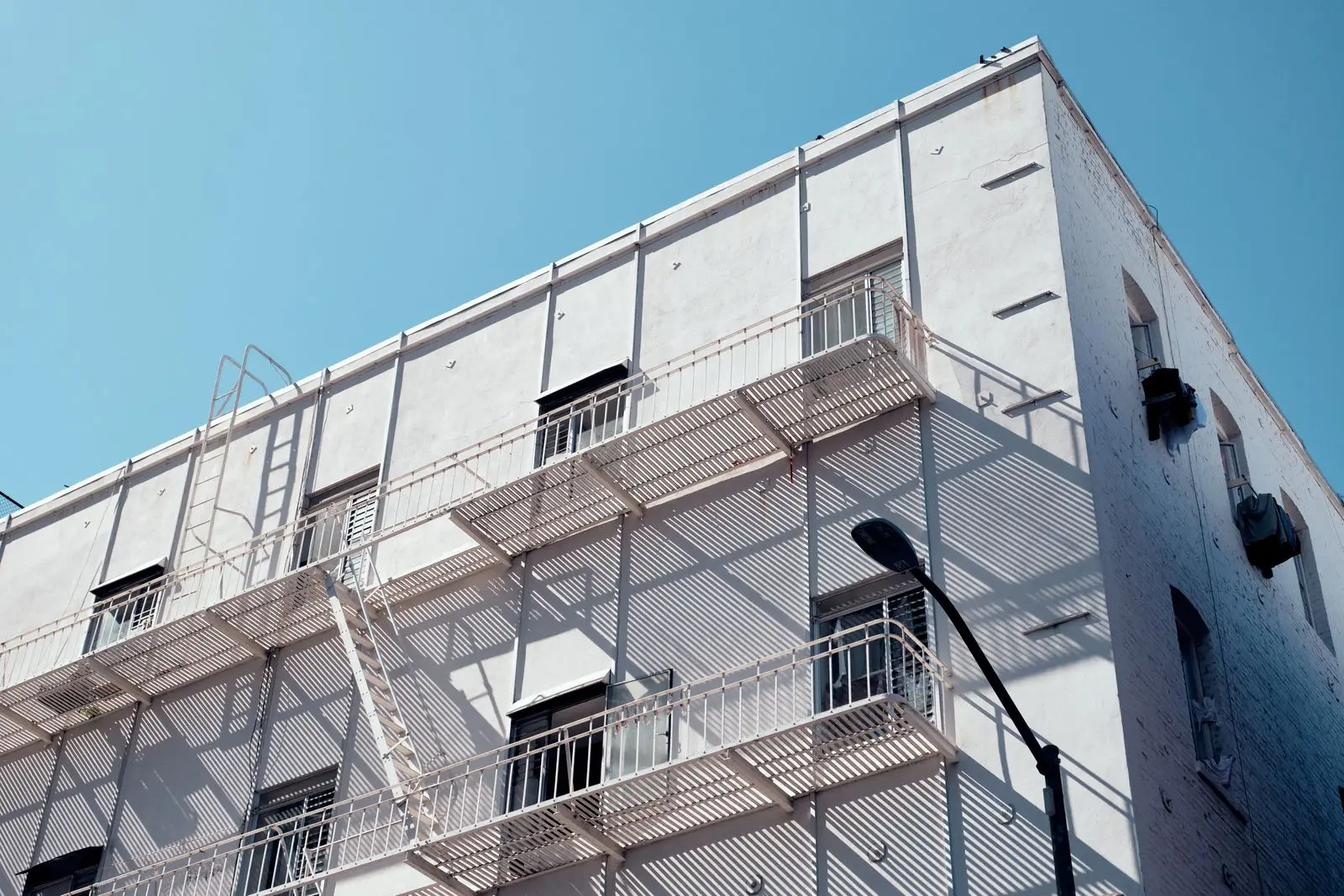 Immeuble blanc avec escaliers de secours