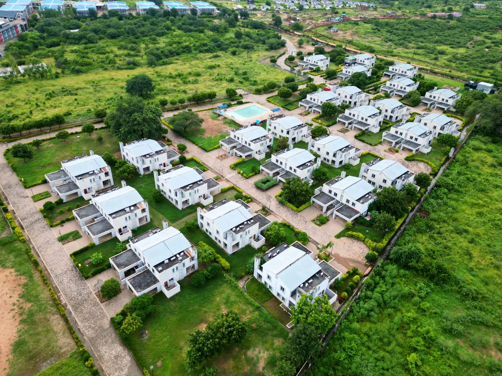 Lotissement de maisons blanches vu du ciel