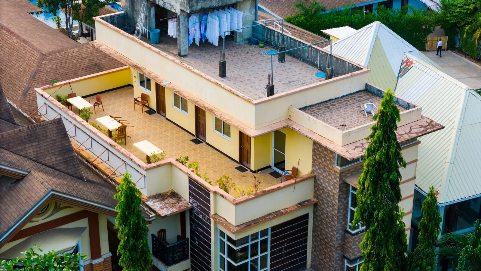 Immeuble d'habitation avec toit-terrasse vu du ciel