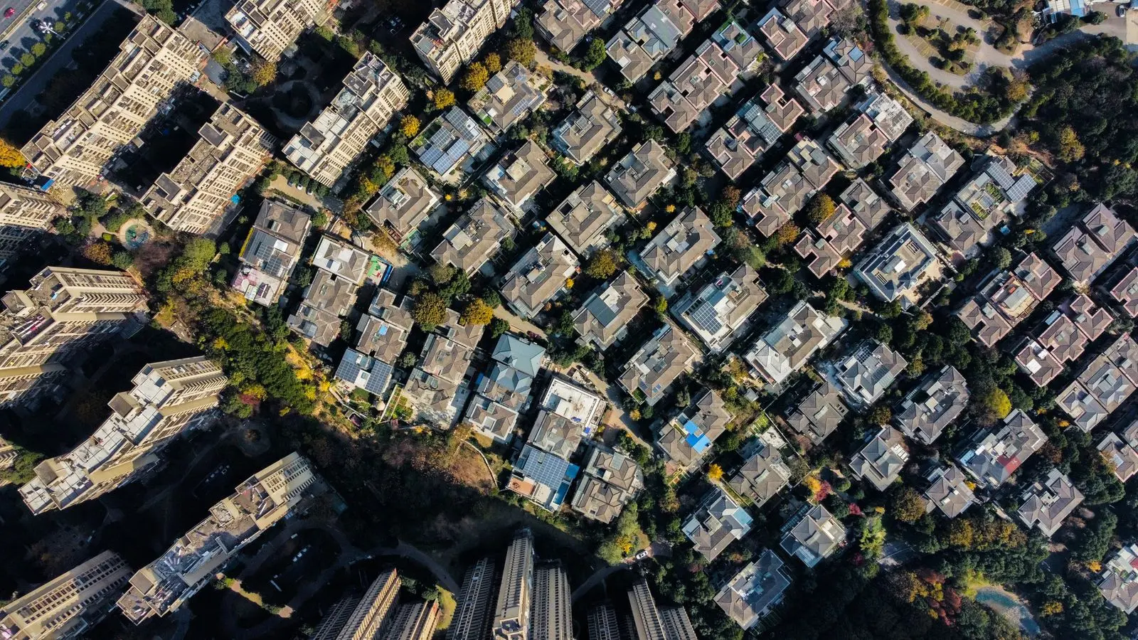 Tissu urbain dense de logements vu du ciel