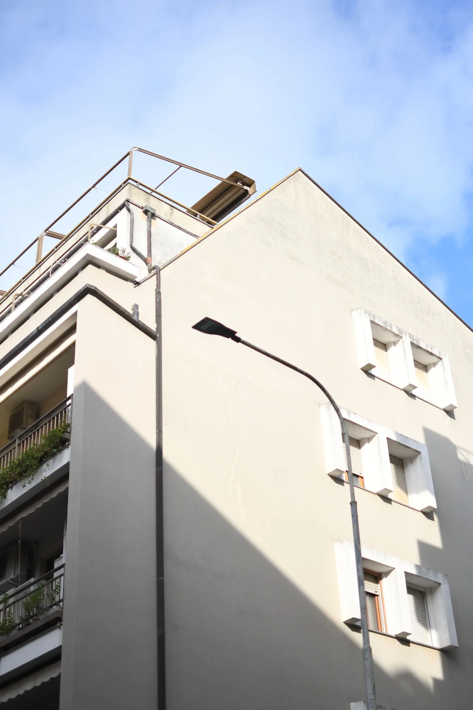 Immeuble blanc sous un ciel bleu
