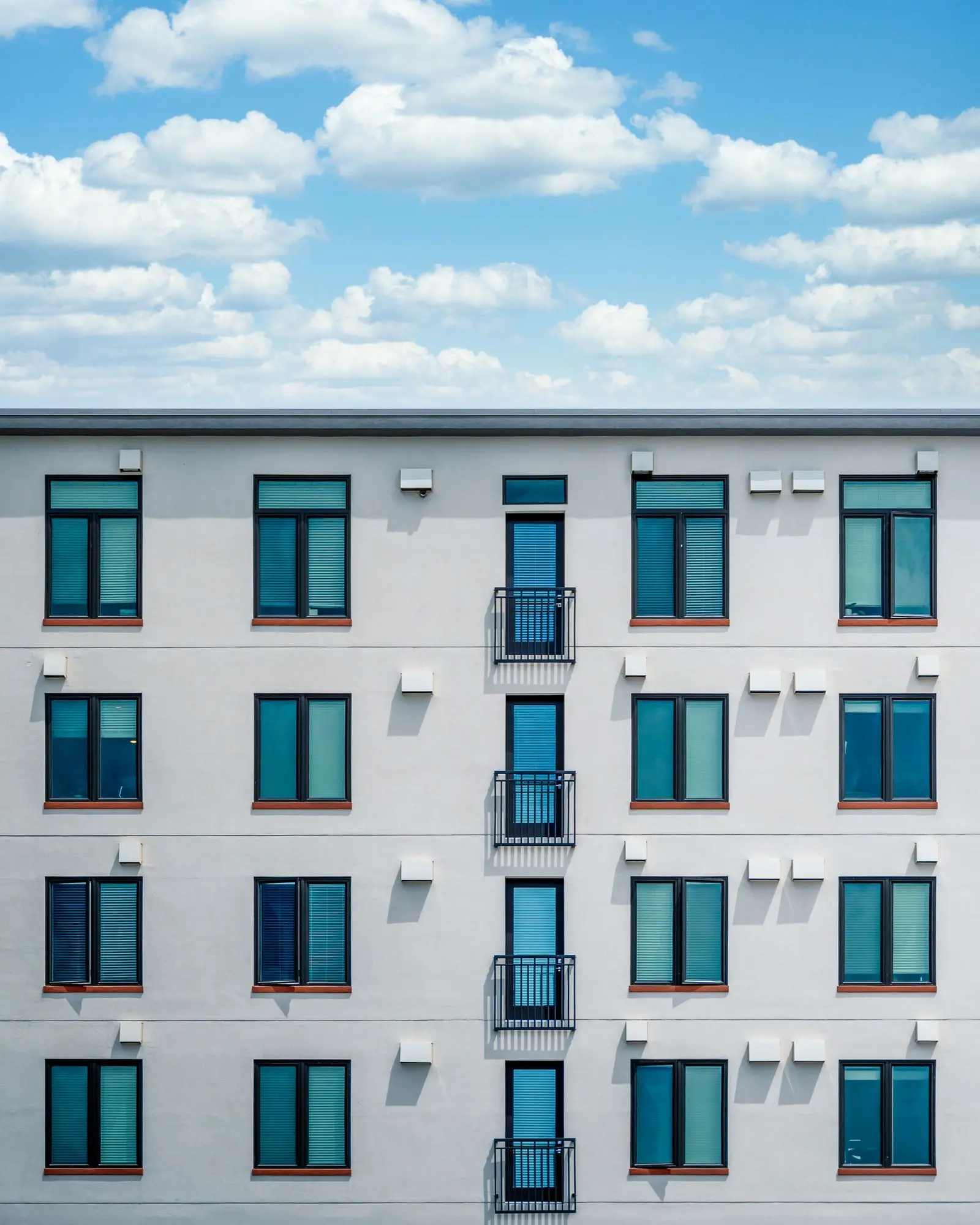 Façade symétrique d'un immeuble d'appartements