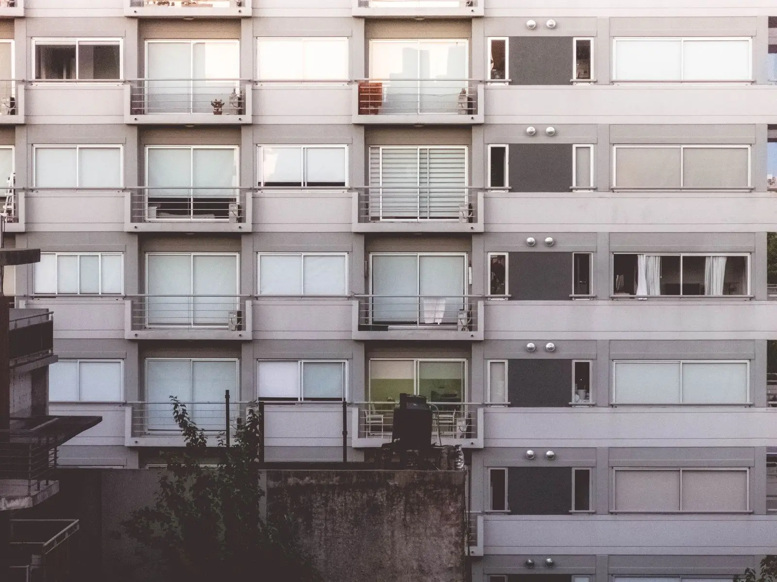 Façade d'immeuble avec balcons alignés