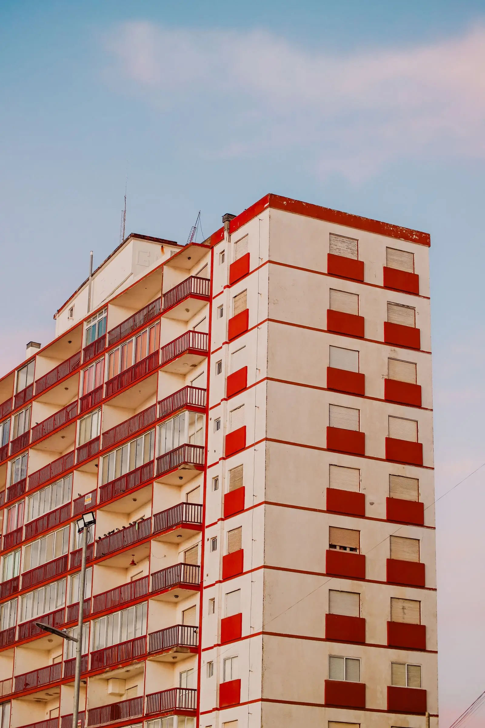 Tour d'habitation aux balcons rouges et blancs